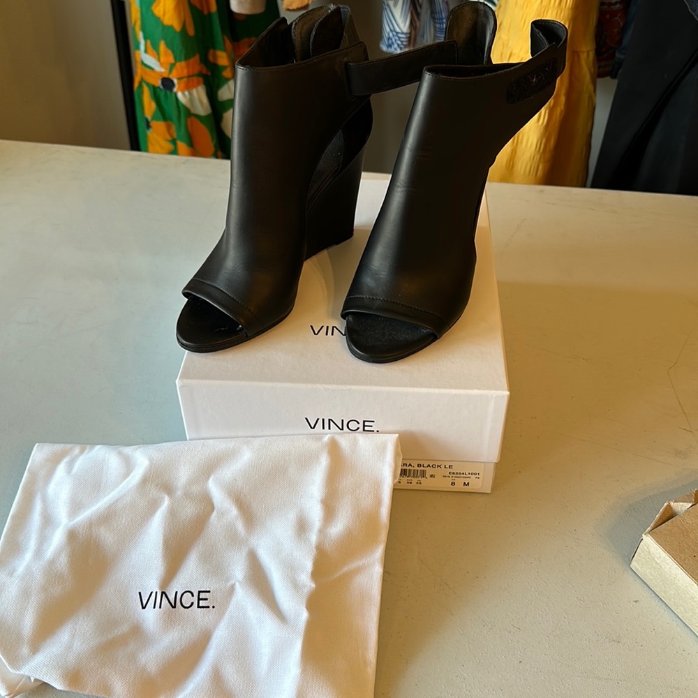 Great condition-maybe worn twice-Vince Kara cut out wedges